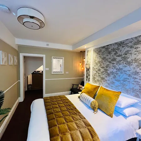 Ferndale Mews 4*